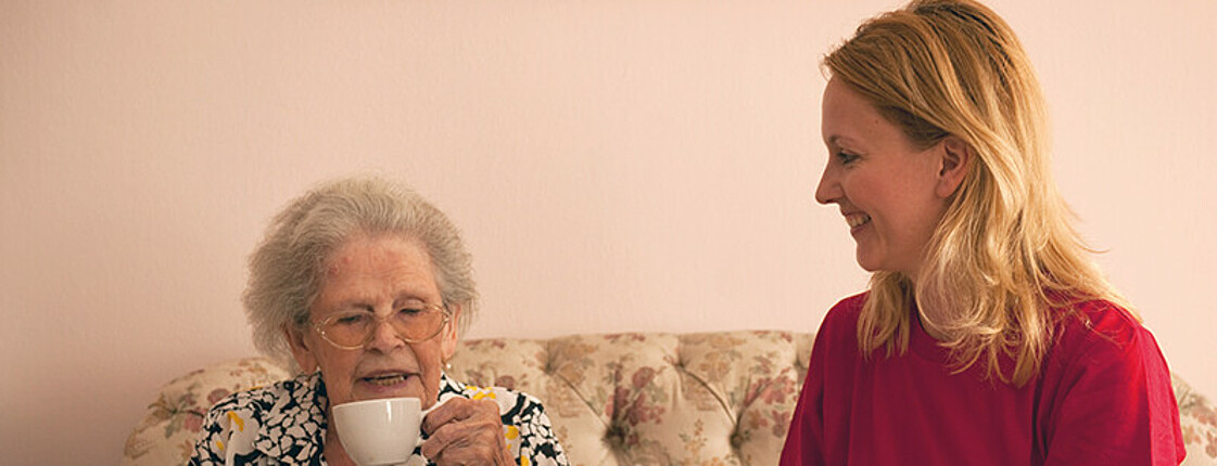 Pflege Zuhause, Mitarbeiterin und ältere Dame