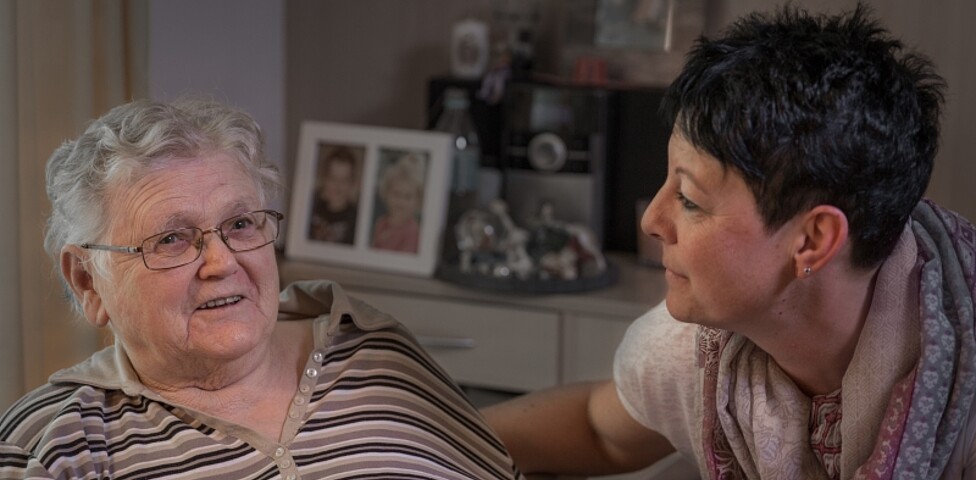 Ein Gespräch zwischen einer Mitarbeiterin und einer Bewohnerin des Caritas-Pflegewohnhauses Friedberg.