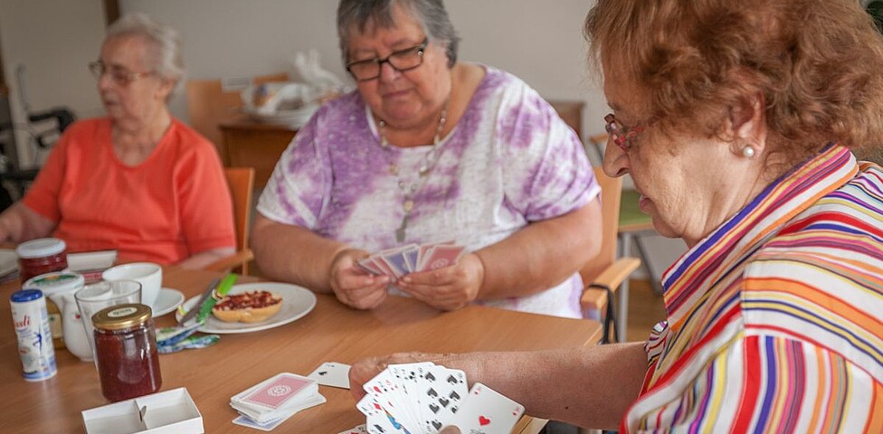 Bewohnerinnen spielen Karten