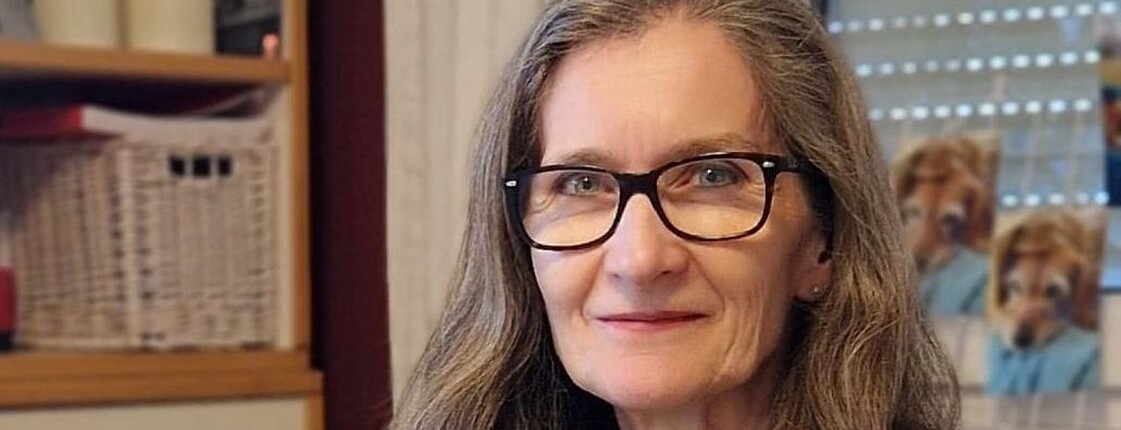 Frau mit Brille und langen Haaren im Porträt