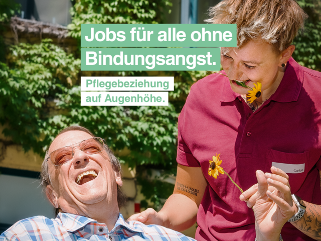 Eine Pflegerin im Caritas-T-Shirt steht neben einem älteren Herren, der im Rollstuhl sitzt. Beide lachen. Als Text im Bild steht: "Jobs für alle ohne Bindungsangst. Pflegebeziehung auf Augenhöhe."