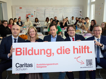 Ein Gruppe von Menschen in einer Schulklasse.