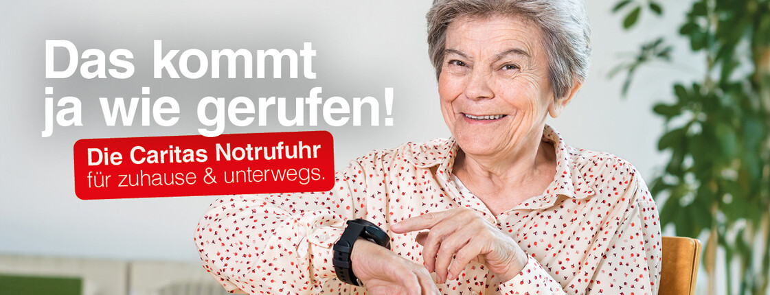 Ältere Frau zeigt auf Notruftelefon, Text: Das kommt ja wie gerufen! Die Caritas Notrufuhr für zuhause & unterwegs