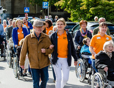 Gäste marschieren die Straße entlang