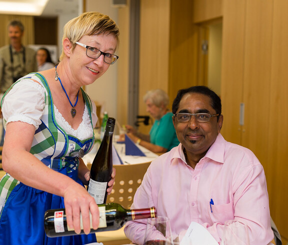 Silvia Neumann aus dem Haus St. Teresa und schenkt Kollege Abraham Malieckel (Sozialstation Reisingergasse) ein.
