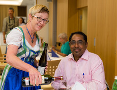 Silvia Neumann aus dem Haus St. Teresa und schenkt Kollege Abraham Malieckel (Sozialstation Reisingergasse) ein.