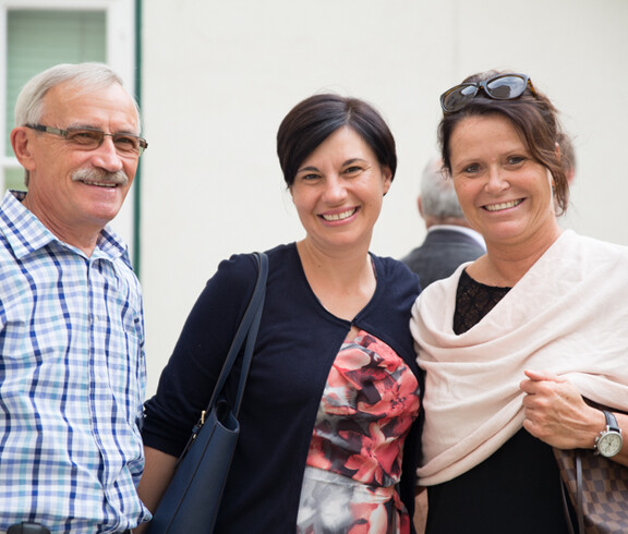 Ehemalige Hausleiterin Melinda Kovacs mit ihrem Vater und casa Guntramsdorf-Leiterin Dagmar Treitl 