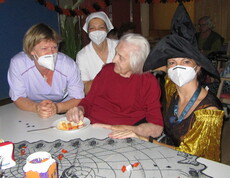 Unsere Bewohner*innen und Mitarbeiter*innen bei der Halloweenparty im Caritas Haus Elisabeth in Rechnitz.