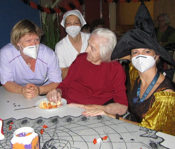 Unsere Bewohner*innen und Mitarbeiter*innen bei der Halloweenparty im Caritas Haus Elisabeth in Rechnitz.
