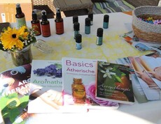 Copilot said:  Ein Informationsstand zur Aromapflege im Pflegewohnhaus zeigt verschiedene ätherische Öle, Fachliteratur und Informationsmaterialien zur Anwendung von Düften und Aromen im Pflegealltag.