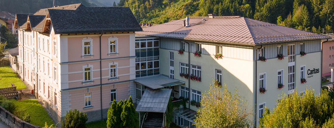Die Aussenansicht des Pflegewohnhauses "Gregorhof" im Kurort Bad Eisenkappel-Vellach/Železna Kapla-Bela.