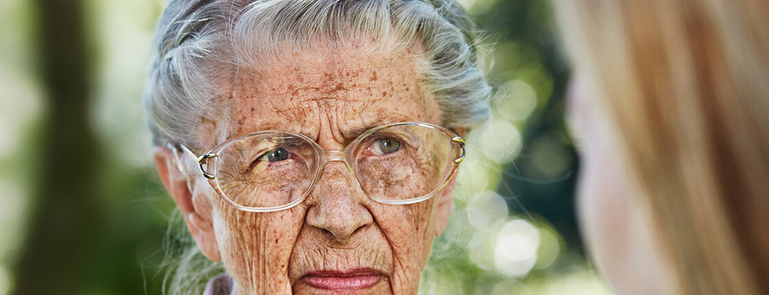 Eine ältere Dame mit Angehöriger