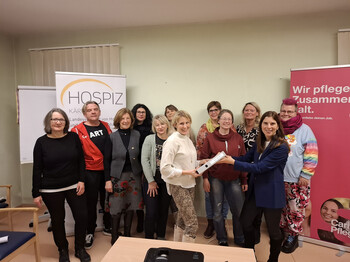 Beim Auftakt-Treffen zum Projektstart freut sich das Team aus dem Caritas-„Haus Michael“ rund um Pflegedienstleiterin Katrin Rainer schon auf Austausch und Wissenserwerb.