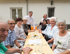 Auch ehemalige MitarbeiterInnen feiern mit – mit am Bild Monsignore Abrahamowicz