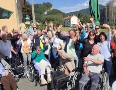 Copilot said:  Die Bewohnerinnen und Bewohner des Pflegewohnhauses sowie die Mitarbeitenden versammelten sich zu einem gemeinsamen Gruppenfoto und freuten sich auf einen gelungenen Ausflugstag.