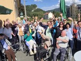 Copilot said:  Die Bewohnerinnen und Bewohner des Pflegewohnhauses sowie die Mitarbeitenden versammelten sich zu einem gemeinsamen Gruppenfoto und freuten sich auf einen gelungenen Ausflugstag.