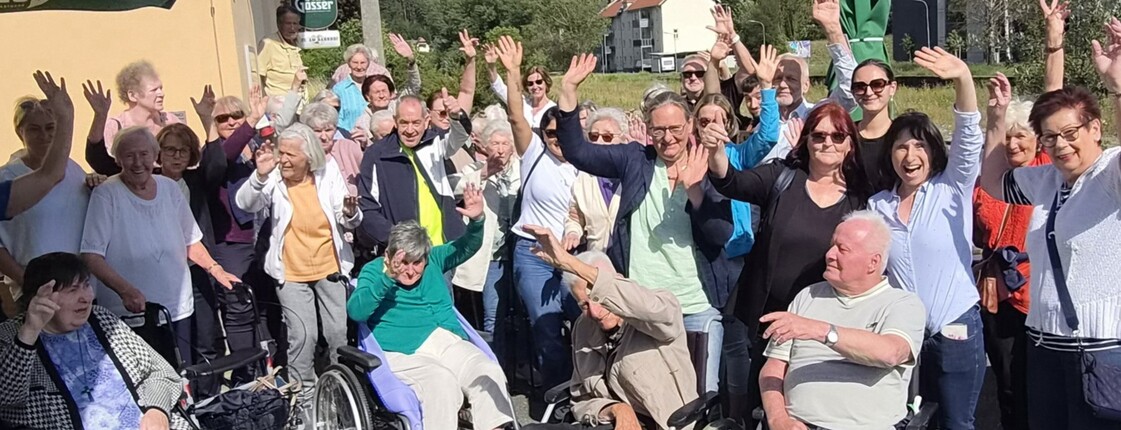 Copilot said:  Die Bewohnerinnen und Bewohner des Pflegewohnhauses sowie die Mitarbeitenden versammelten sich zu einem gemeinsamen Gruppenfoto und freuten sich auf einen gelungenen Ausflugstag.