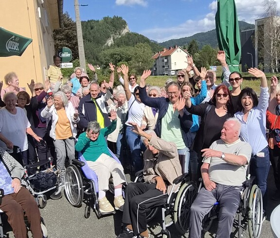 Copilot said:  Die Bewohnerinnen und Bewohner des Pflegewohnhauses sowie die Mitarbeitenden versammelten sich zu einem gemeinsamen Gruppenfoto und freuten sich auf einen gelungenen Ausflugstag.