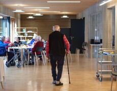 Das Bild zeigt einen gemeinsamen Aufenthaltsbereich mit mehreren Tagesgäste im Tageszentrum, in dem ältere Menschen in einer hellen, barrierefreien Umgebung Zeit miteinander verbringen.