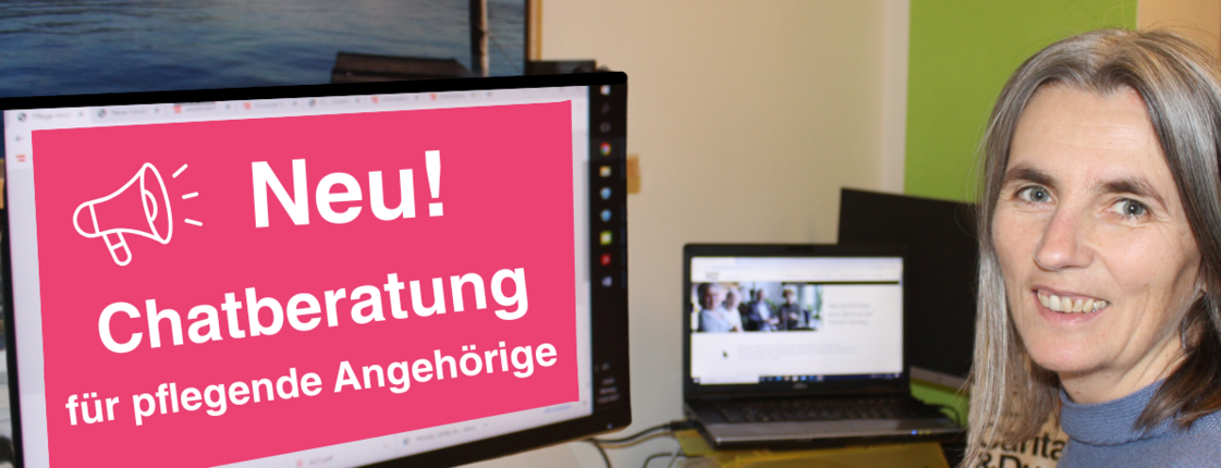 Eine Frau sitzt am Schreibstisch und lächelt in die Kamera. Am Bildschrim des Computers ist zu lesen: Neu Chatberatung für Pflegende Angehörige