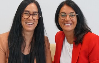 2 Frauen sitzen auf einem Sofa