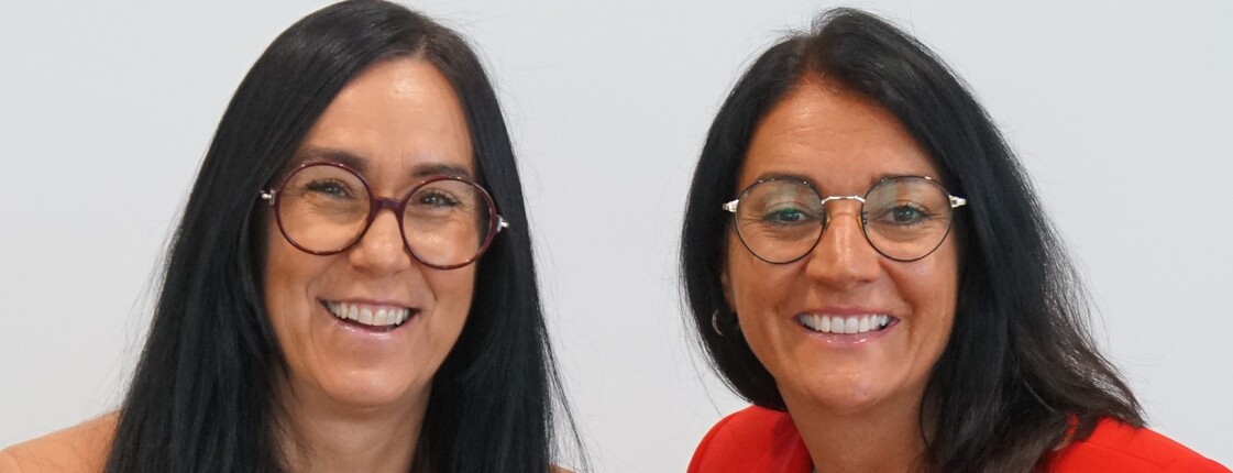 2 Frauen sitzen auf einem Sofa