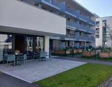 Das Gebäude von Betreutes Wohnen Saalfelden Achenweg im Sommer