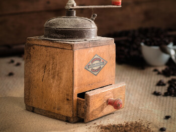 Alte Kaffeemühle als Erinnerungsobjekt bei einem Erinnerungscafé.