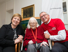 Bezirksvorsteherin Gabriele Votava und Hausleiter Joachim Pock gratulieren Frau Fritze zum 103. Geburstag.