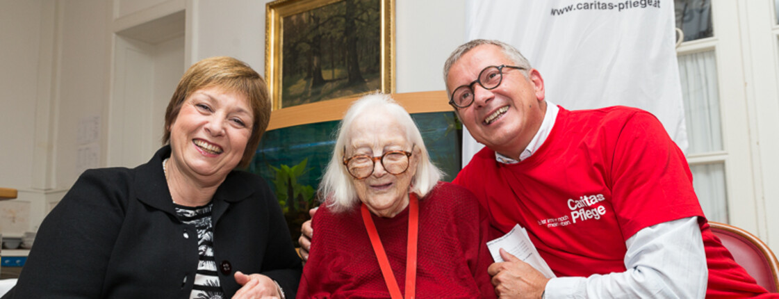 Bezirksvorsteherin Gabriele Votava und Hausleiter Joachim Pock gratulieren Frau Fritze zum 103. Geburstag.