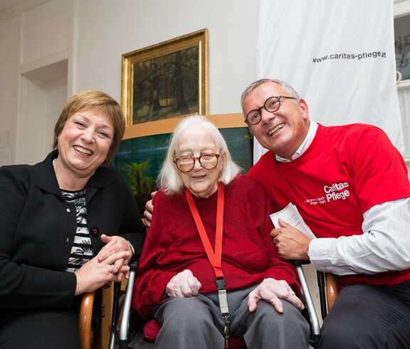 Bezirksvorsteherin Gabriele Votava und Hausleiter Joachim Pock gratulieren Frau Fritze zum 103. Geburstag.