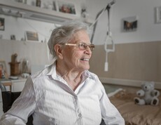 Eine Bewohnerin in ihrem individuell eingerichteten Zimmer.