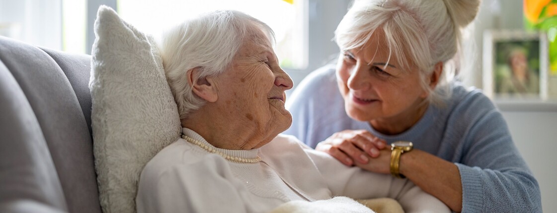 Alte Frau wird betreut