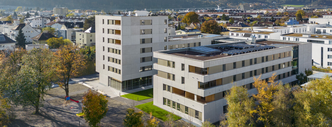 Ein moderner Neubau in grüner Umgebung in Innsbruck aus der Vogelperspektive fotografiert.