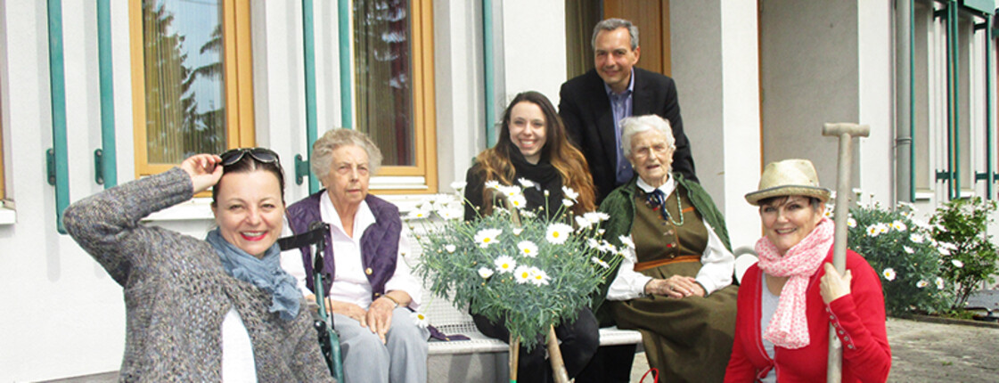 Freiwillige Helfer aus dem Büro X mit Bewohnerinnen im Garten des Haus St. Klemens