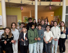 Eine Gruppe von Schüler*innen der Mittelschule Friesach im Gemeinschaftssaal des Haus Suavitas.