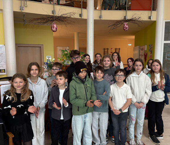 Eine Gruppe von Schüler*innen der Mittelschule Friesach im Gemeinschaftssaal des Haus Suavitas.