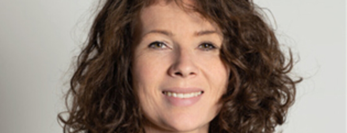 Portrait einer Frau mit schwarzem Pullover.