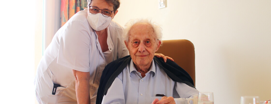 Hans Loidl mit Tochter Martina. Der heute 97-Jährige war Caritas-Mitarbeiter der ersten Stunde von 1946 bis 1987; seine Tochter arbeitet als Wohnbereichsleiterin im Caritas-Seniorenwohnhaus Karl Borromäus.