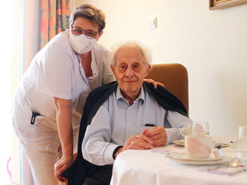 Hans Loidl mit Tochter Martina. Der heute 97-Jährige war Caritas-Mitarbeiter der ersten Stunde von 1946 bis 1987; seine Tochter arbeitet als Wohnbereichsleiterin im Caritas-Seniorenwohnhaus Karl Borromäus. Hans Loidl mit Tochter Martina. Der heute 97-Jährige war Caritas-Mitarbeiter der ersten Stunde von 1946 bis 1987; seine Tochter arbeitet als Wohnbereichsleiterin im Caritas-Seniorenwohnhaus Karl Borromäus.
