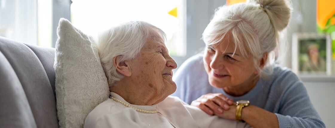 Alte Frau wird betreut
