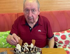 Copilot said:  Ein Bewohner sitzt am Tisch, genießt seinen Eisbecher und nimmt gerade eine Herzwaffel aus dem Eis.