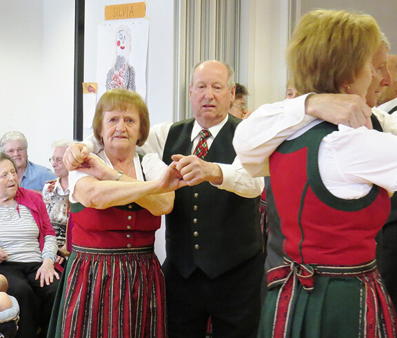 Tanz beim bunten Nachmittag im Haus Johannes der Täufer