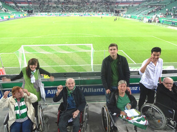 Die Bewohner vom Haus Schönbrunn bei einem Rapidmatch