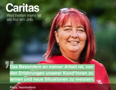 Zitat einer Pflegefachkraft: Das Besondere an meiner Arbeit ist, von den Erfahrungen der Kunden zu lernen und neue Situationen zu meistern. Die Mitarbeiterin steht im Freien vor grünen Pflanzen und Bäumen.