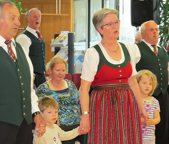 Gemeinsames Singen beim bunten Nachmittag im Haus Johannes der Täufer