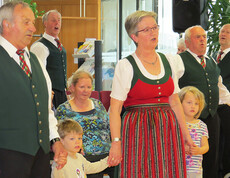 Gemeinsames Singen beim bunten Nachmittag im Haus Johannes der Täufer