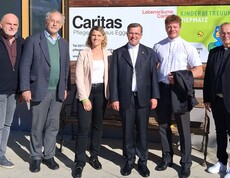 Gruppenfoto vor dem Eingang des Caritas Pflegewohnhauses Eggersdorf: Sechs Personen stehen vor einer Tafel mit dem Schriftzug „Caritas Pflegewohnhaus Eggersdorf“ und dem Logo des Kinderbetreuungsvereins Piepmatz.