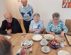Ältere Menschen backen gemeinsam Kekse