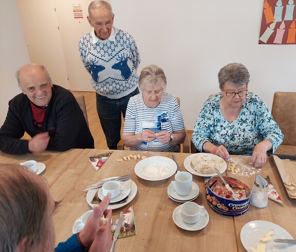 Ältere Menschen backen gemeinsam Kekse